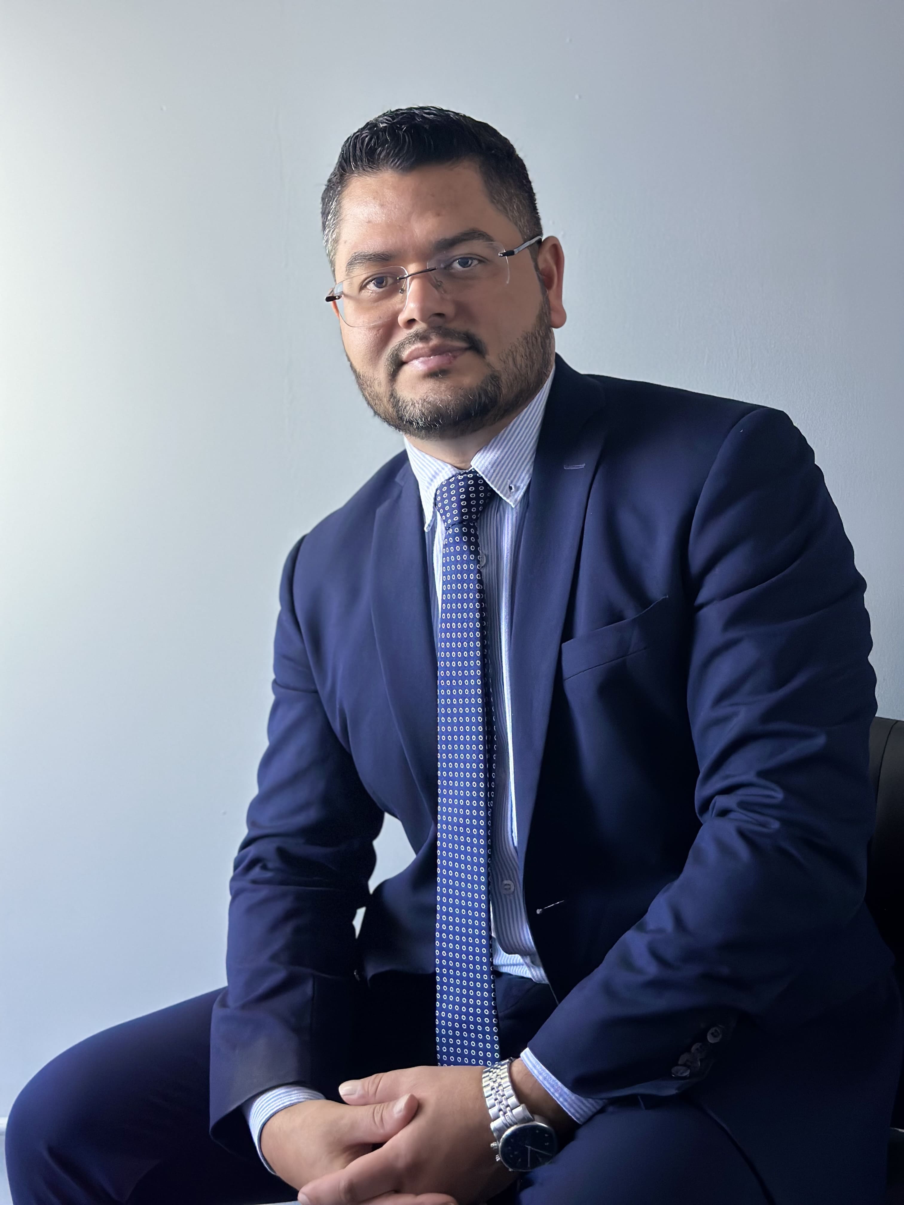 Lic. Álvaro Emanuel Romero García - Abogado especialista en herencias y sucesiones en Guatemala